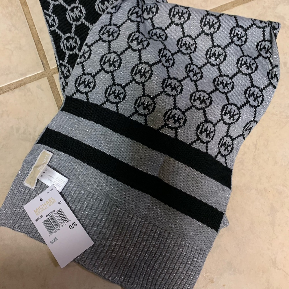 AUTHENTIC MICHAEL KORS SCARF NWT